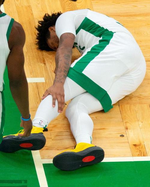 NBA:斯玛特受伤